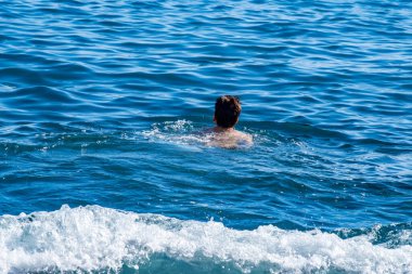 Deri kemerli kadın, çocuk, yaramaz çocuk, otoriter ebeveyn disiplini ve cezasıyla, aile içi çatışmalarla ve kuşak farklılıklarıyla yüzleşiyor. 