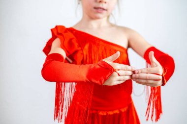 Bahçede çiçek açan beyaz çiçekleri keşfeden üç çocuk hasır şapkalı kız meraka erişiyor, ilkbahar doğa keşfi anı çiçek açan ağaçların yakınındaki polen hassasiyeti, mevsimsel alerji 