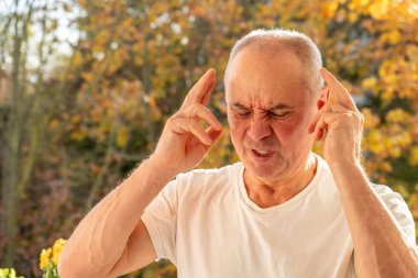 Kapalı kapılar ardında çığlıklar atan insanlar, geniş ağızlı, yoğun ifade, acı içinde bağıran insanlar, ıstırap ve ızdırap çeken insan yüzü, ham duygu, stres ve baskıyı yakalayan, saf duygu. 