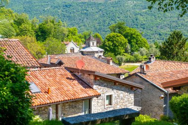 İtalyan 10. Montorfano köyü Charm, Verbano-Cusio-Ossola bölgesi boyunca sakin bir şekilde yürüdü Piedmont, tarihsel zamansız Lombardy 'nin tarihi simgesi, İtalyan Montorfano köyü Charm
