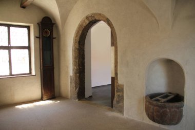 Turkuaz kıyı şeridi boyunca şemsiye altında insanlarla dolu canlı bir plaj sahnesi, turistler güneşli ve denizin keyfini çıkarıyor, Arnavutluk tatili, doğal güzellik insan aktiviteleri, trend Balkanlar turizmi ve Arnavutluk 'la tanışıyor