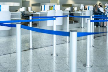 Turkuaz kıyı şeridi boyunca şemsiye altında insanlarla dolu canlı bir plaj sahnesi, turistler güneşli ve denizin keyfini çıkarıyor, Arnavutluk tatili, doğal güzellik insan aktiviteleri, trend Balkanlar turizmi ve Arnavutluk 'la tanışıyor