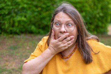 Yaşlı mutlu kadın güneşli terasta hasır sandalyelerde sallanıyor, okyanus manzarası ve sohbetin tadını çıkarıyor, ve sakin sahil kenarında yaşıyor, iç huzur ve güven, ve zarif bir şekilde yaşlanan güzellik