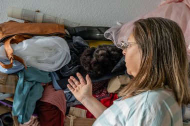 Yaşlı mutlu kadın güneşli terasta hasır sandalyelerde sallanıyor, okyanus manzarası ve sohbetin tadını çıkarıyor, ve sakin sahil kenarında yaşıyor, iç huzur ve güven, ve zarif bir şekilde yaşlanan güzellik