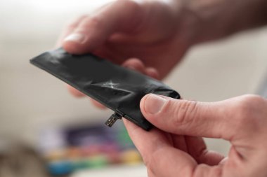 Otel yüzme havuzu yeşil su, dezenfekte yüzme alanları, havuz temizleme, yaz tatili, temizlik, uygun dezenfeksiyon, alg kirliliği.