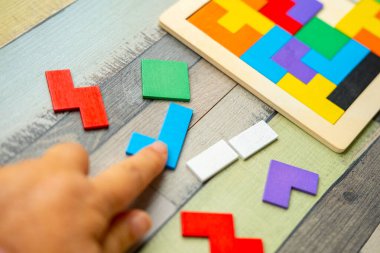 renkli ahşap geometrik şekiller entelektüel bulmacalar, terapi bilişsel eğitim, bunama yardımı, beyin sağlığı, bulmaca parçaları, mesleki terapi, mantıksal düşünce, zihinsel egzersiz, yaşlı aktivitesi