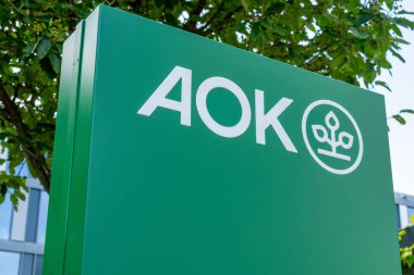 Yeşil AOK logosu Alman kamu sağlık ve sosyal güvenlik sistemi, modern şirket binası Avrupa sağlık sigortası, güven ve istikrar, Ludwigshafen, Almanya - 14 Haziran 2025