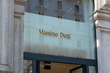 Milano 'nun prestijli alışveriş bölgesinde moda butiği Massimo Dutti, Galleria Vittorio Emanuele II' de ünlü lüks İspanyol moda markası, Milan, İtalya - 21 Mayıs 2025