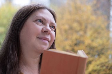 Yetişkin, beyaz bir kadın, 50 yıl boyunca el ele tutuşmuş, yüzü yaralı kadın yüzünü kapatmış, kulaklarında çınlama, kulak çınlaması, orta kulak iltihabı, akustik travma...