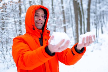 Turuncu ceketli adam koli bandı satan mobilyaları ölçüyor, erkek müşteri doğru boyutta kağıt bant, kişisel servis mobilyası mağazası koridoru, ev yenileme, tüketici alışverişi