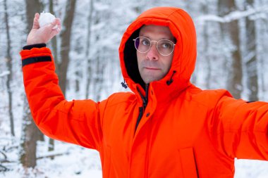 Turuncu ceketli adam koli bandı satan mobilyaları ölçüyor, erkek müşteri doğru boyutta kağıt bant, kişisel servis mobilyası mağazası koridoru, ev yenileme, tüketici alışverişi