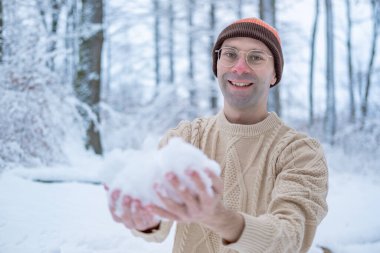 Turuncu ceketli adam koli bandı satan mobilyaları ölçüyor, erkek müşteri doğru boyutta kağıt bant, kişisel servis mobilyası mağazası koridoru, ev yenileme, tüketici alışverişi