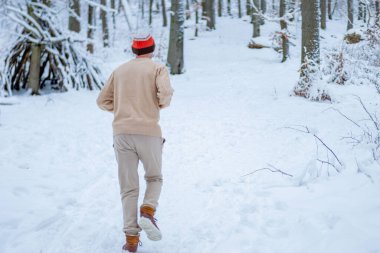 Turuncu ceketli adam koli bandı satan mobilyaları ölçüyor, erkek müşteri doğru boyutta kağıt bant, kişisel servis mobilyası mağazası koridoru, ev yenileme, tüketici alışverişi