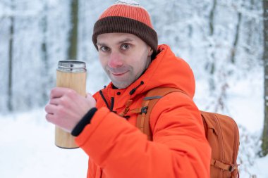 Turuncu ceketli adam koli bandı satan mobilyaları ölçüyor, erkek müşteri doğru boyutta kağıt bant, kişisel servis mobilyası mağazası koridoru, ev yenileme, tüketici alışverişi