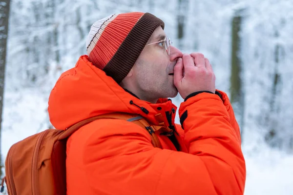 Turuncu ceketli adam koli bandı satan mobilyaları ölçüyor, erkek müşteri doğru boyutta kağıt bant, kişisel servis mobilyası mağazası koridoru, ev yenileme, tüketici alışverişi