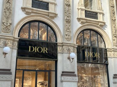 Mavi gökyüzüne karşı belirgin ikonik DB logosu olan modern bina, Deutsche Bahn şirketinin taşımacılık ve cam cephe bağlantısına karşı bağlantı, Frankfurt - 19 Ocak 2025