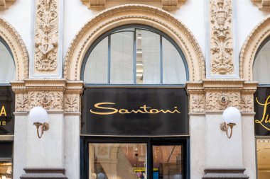 Mavi gökyüzüne karşı belirgin ikonik DB logosu olan modern bina, Deutsche Bahn şirketinin taşımacılık ve cam cephe bağlantısına karşı bağlantı, Frankfurt - 19 Ocak 2025