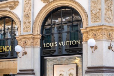 Mavi gökyüzüne karşı belirgin ikonik DB logosu olan modern bina, Deutsche Bahn şirketinin taşımacılık ve cam cephe bağlantısına karşı bağlantı, Frankfurt - 19 Ocak 2025