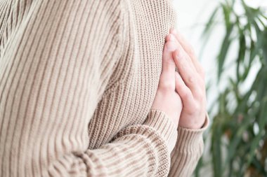 Doktor, kadın bacağındaki yaranın iyileşmesi için merhem sürüyor, kadın ayak bileğinin tedavisi, cilt yaralanması, sağlık desteği ve iyileşme rehabilitasyonu, hasta bakımı, yaralanma tedavisi