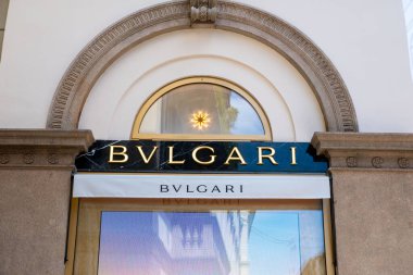 Milano 'nun prestijli alışveriş bölgesindeki Bvlgari lüks mağazası, üst düzey mücevherler ve İtalyan tasarımı Galleria Vittorio Emanuele II, Milan, İtalya - 21 Mayıs 2025