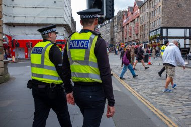 Kasklı iki Londra şehri polis memuru halka açık bir yerde şehir merkezinde devriye geziyor, kamu güvenliği, kolluk kuvvetleri, Londra - 20 Mayıs 2025