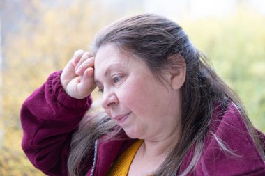 Hayal kırıklığına uğramış 50 yaşında beyaz bir kadın sunuyor, euro banknotlarını sayıyor, elinde az para, nakit ödemeler, tasarruflar, döviz kurları, finansal özgürlükler