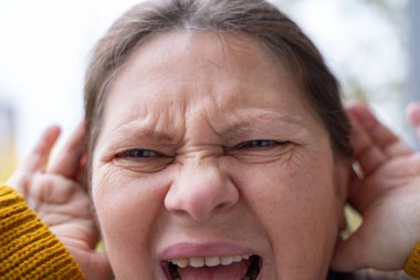 Hayal kırıklığına uğramış 50 yaşında beyaz bir kadın sunuyor, euro banknotlarını sayıyor, elinde az para, nakit ödemeler, tasarruflar, döviz kurları, finansal özgürlükler