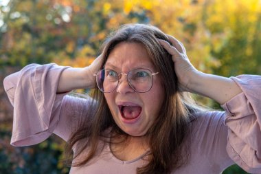 Hayal kırıklığına uğramış 50 yaşında beyaz bir kadın sunuyor, euro banknotlarını sayıyor, elinde az para, nakit ödemeler, tasarruflar, döviz kurları, finansal özgürlükler