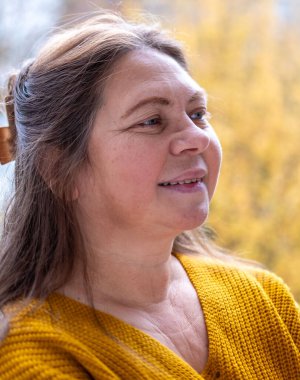 Hayal kırıklığına uğramış 50 yaşında beyaz bir kadın sunuyor, euro banknotlarını sayıyor, elinde az para, nakit ödemeler, tasarruflar, döviz kurları, finansal özgürlükler