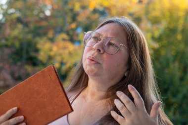 Neşeli, mutlu, olgun, beyaz bir kadın. 50 yaşında. Avro banknotlarını sayıyor, elinde az para, nakit ödemeler, tasarruflar, döviz kurları, finansal özgürlükler.