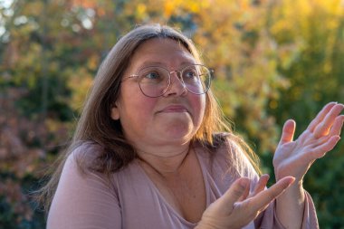 Neşeli, mutlu, olgun, beyaz bir kadın. 50 yaşında. Avro banknotlarını sayıyor, elinde az para, nakit ödemeler, tasarruflar, döviz kurları, finansal özgürlükler.