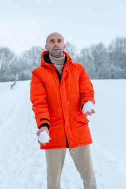 Erkek yürüyüşçü, kırmızı yağmurluklu genç adam kayalık dağ yolunda duruyor, açık hava macerası ve seyahat teknolojisi, aktif yaşam tarzı, doğa keşfi, huzur ve sükunet bulma, dağ yürüyüşü