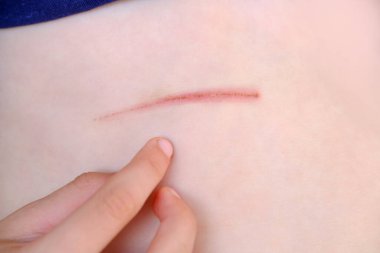 Parkta denge kirişinde yürüyen çocuk, açık hava ekipmanlarında dengede duran küçük kız, yeşil çimen arka planı, açık hava oyunu, koordinasyon egzersizi, renkli kazak ve kot giyen çocuk, aktif yaşam tarzı.