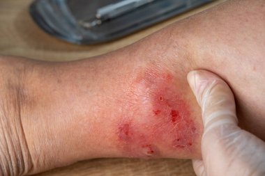 Parkta denge kirişinde yürüyen çocuk, açık hava ekipmanlarında dengede duran küçük kız, yeşil çimen arka planı, açık hava oyunu, koordinasyon egzersizi, renkli kazak ve kot giyen çocuk, aktif yaşam tarzı.