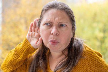Olgun bir kadın ruj sürüyor, doğal makyaj, son sınıf tarzı, eko kozmetik ürünü, ruj kullanan son sınıf öğrencisi, güzellik bakımı, sağlıklı otantik cilt portresi.