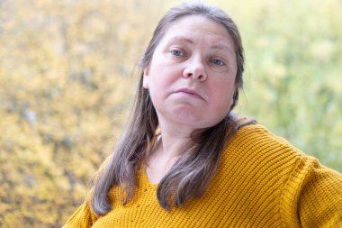 Olgun bir kadın ruj sürüyor, doğal makyaj, son sınıf tarzı, eko kozmetik ürünü, ruj kullanan son sınıf öğrencisi, güzellik bakımı, sağlıklı otantik cilt portresi.