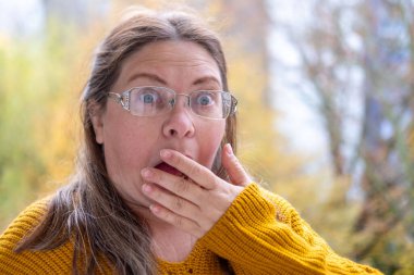 Olgun bir kadın ruj sürüyor, doğal makyaj, son sınıf tarzı, eko kozmetik ürünü, ruj kullanan son sınıf öğrencisi, güzellik bakımı, sağlıklı otantik cilt portresi.