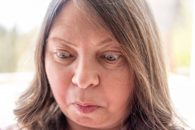 Olgun bir kadın ruj sürüyor, doğal makyaj, son sınıf tarzı, eko kozmetik ürünü, ruj kullanan son sınıf öğrencisi, güzellik bakımı, sağlıklı otantik cilt portresi.