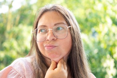 Olgun bir kadın ruj sürüyor, doğal makyaj, son sınıf tarzı, eko kozmetik ürünü, ruj kullanan son sınıf öğrencisi, güzellik bakımı, sağlıklı otantik cilt portresi.