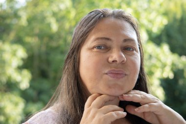 Yorgun, beyaz önlüklü bir kadın doktor, sandalyede oturan olgun bir kadın, yorgun, bunalmış, mesleki açıdan tükenmiş, ahlaki açıdan zarar görmüş, iş baskısı, tıbbi yorgunluk...