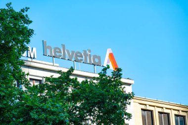 Hesse 'deki modern kamu sigorta devi Helvetia Holding binası, mali güvenlik, cam cephe, finans sektörü, Avrupalı şirket, mali İsviçre şirketi, Frankfurt, Almanya - 29 Haziran 2025
