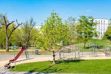 Çağdaş Modern konut binaları, berrak mavi gökyüzü altında balkonları, yemyeşil bir çevresi, modern mimarisi olan toplumu, iyi korunmuş manzarası, apartman binaları şehir yaşam tarzı