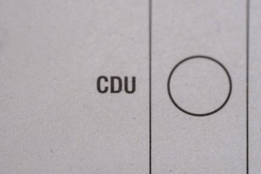 Yakın plan erkek elleri Fas Dirhem parası, bozuk para, kağıt dirhem banknotları, konsept nakit ödemeleri, para tasarrufu, tatil, takas ve para birikimi için kaydedin