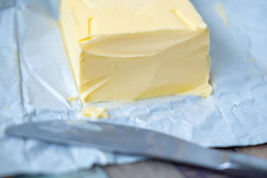 Tereyağı, ekmek bıçağının tek elle sürülmesi, uyarlanabilir kesme tahtası, ciddi fiziksel engelleri olan insanlar için sabah kahvaltısı, mesleki terapi, özel assistiv teknoloji.