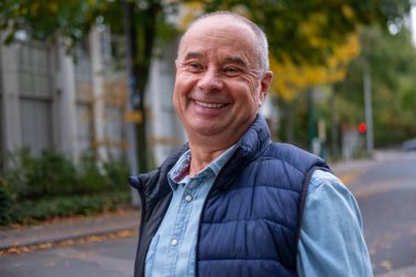 Düşünceli yaşlı adam, saç dökülmesi ve yaşla ilgili zayıflama belirtileri gösteriyor, kelleşen erkekler için yaşlanma karşıtı tedaviler, saç dökülmesi, yaşlanma endişeleri.