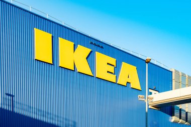 Canlı IKEA mağazası, ikonik sarı tabela tanınabilir logo ve Modern ticari mimari, logo küresel tüketici kültürü, İsveç perakende sanayi, Frankfurt am Main, Almanya, 18 Eylül 2023