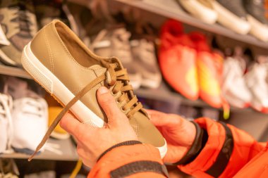 Beyaz sandaletli küçük çocuk ayakları, ayakkabı giymeyi öğrenme, bebek bağımsızlığı, çocukluk gelişimi, tatlı yaz anı, kendini giydirme becerisi, parti ya da özel etkinliğe hazır olmak, çocukluk sevinci