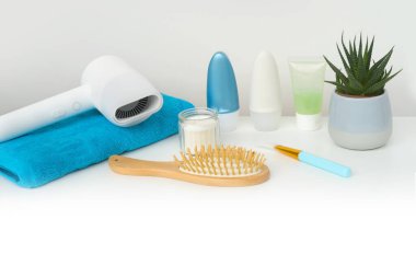 Beyaz sandaletli küçük çocuk ayakları, ayakkabı giymeyi öğrenme, bebek bağımsızlığı, çocukluk gelişimi, tatlı yaz anı, kendini giydirme becerisi, parti ya da özel etkinliğe hazır olmak, çocukluk sevinci