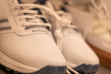 Beyaz sandaletli küçük çocuk ayakları, ayakkabı giymeyi öğrenme, bebek bağımsızlığı, çocukluk gelişimi, tatlı yaz anı, kendini giydirme becerisi, parti ya da özel etkinliğe hazır olmak, çocukluk sevinci