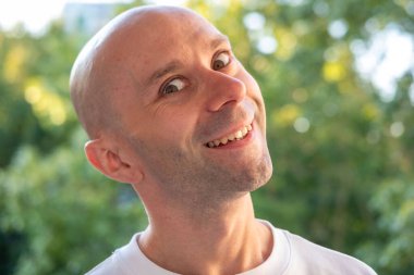 Kablosuz kulaklıklı olumlu genç adam, 60 'ların eski klasik radyosunu dinlerken mutlu bir şekilde müzik, podcast, Retro estetik